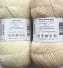 Økologisk Babyuld i farven Warm Nature White til strikning af Marysvøbet og kaldet det Royale Svøb