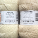 Økologisk Babyuld i farven Warm Nature White til strikning af Marysvøbet og kaldet det Royale Svøb