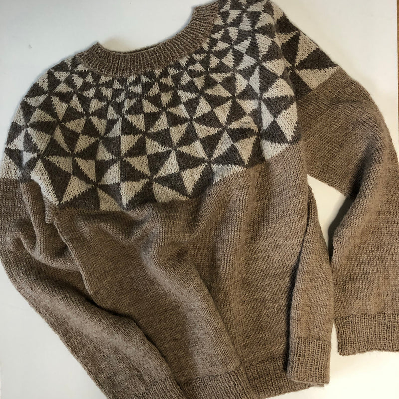 Malteser-sweater med rundt bærestykke